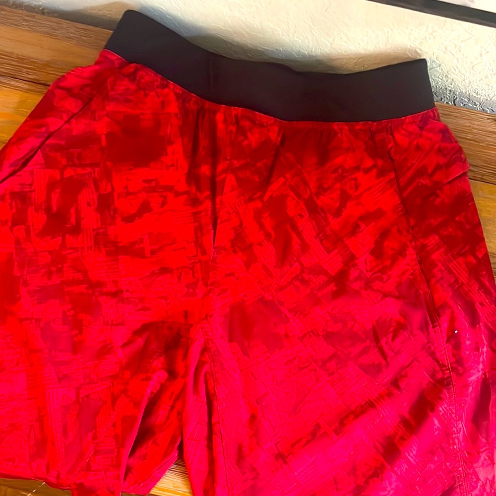 LULULEMON MENS RED YOGA SHORTS SIZE MEDIUM (32)